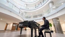 Otizmli piyanist, belediye binasında piyano resitali sunuyor
