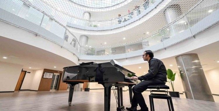 Otizmli piyanist, belediye binasında piyano resitali sunuyor
