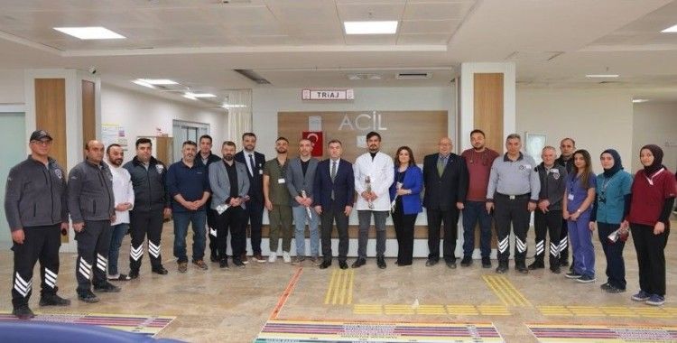 Sağlık çalışanlarıyla bir araya gelen Vali Eldivan, Tıp Bayramlarını kutladı