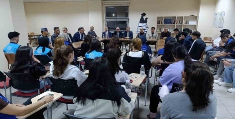 Salihli Kaymakamı Güldoğan, öğrencilerle iftar yaptı