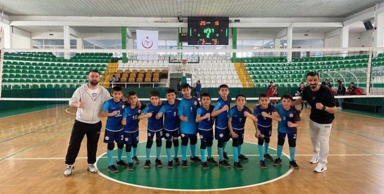 Hamur Adımova Ortaokulu’ndan voleybolda büyük başarı