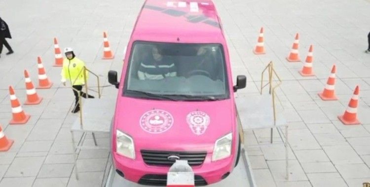 Meydana konan simülasyon aracıyla emniyet kemerinin önemi anlatıldı