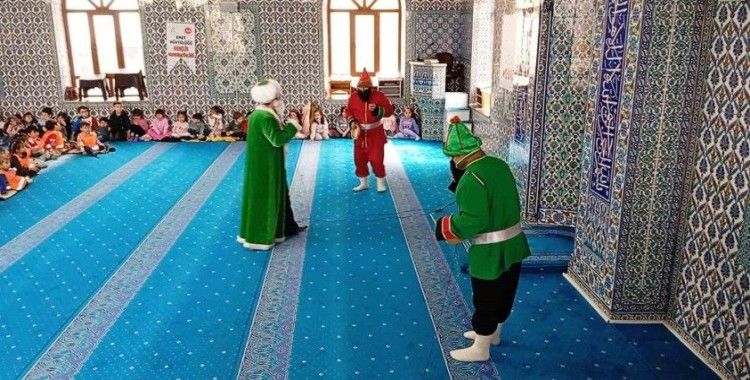 Emet’te miniklere Hacivat-Karagöz gösterisi