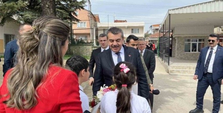 Seçim vaadinde bulunmuştu, Milli Eğitim Bakanı’nı sınıfına getirdi