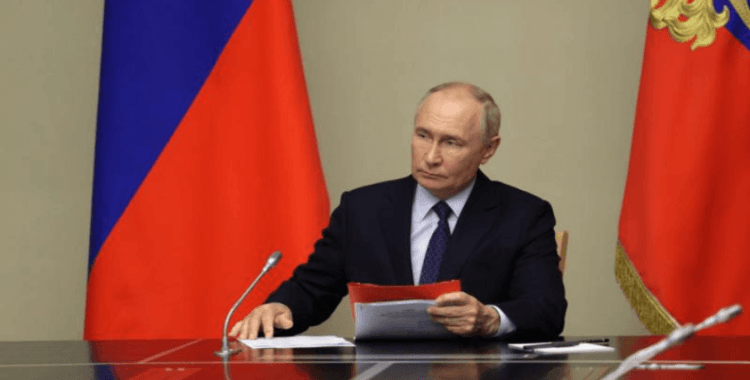 Putin: Deniz Kuvvetlerimizi güçlendirmeye devam edeceğiz
