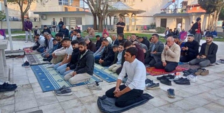 Manisalılar bayram namazında camileri doldurdu