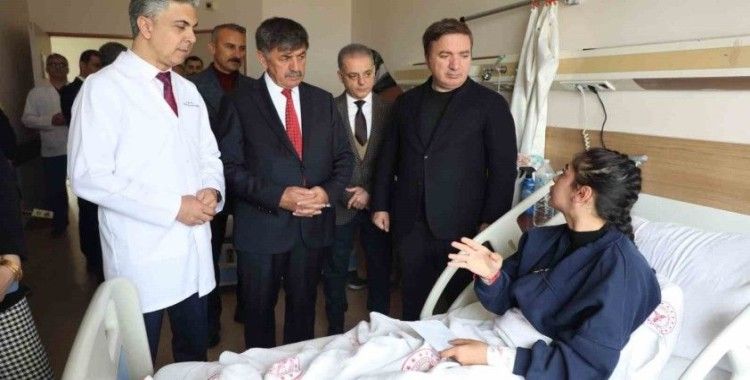 Vali Aydoğdu, hastanede tedavi gören hastaları ziyaret etti