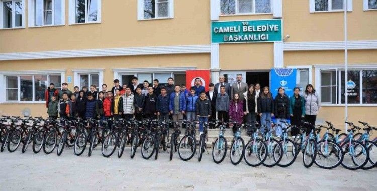Çameli’nde camiye giden çocuklar bisikletle ödüllendirildi

