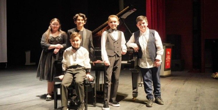 Uluslararası Piyano Festivali’nde 200 genç piyanist festivalde sahne aldı
