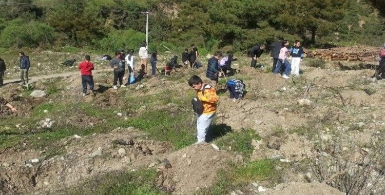 Salihli’de öğrenciler fidan dikerek geleceğe nefes oldu