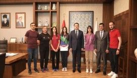 Şampiyon sporcular valilik makamında ağırlandı
