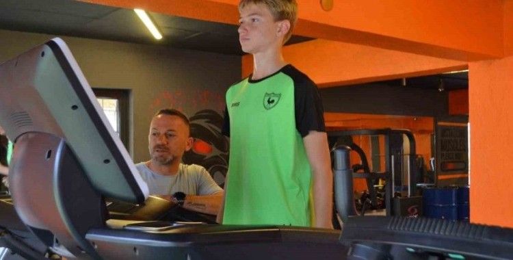 Milli Takıma seçilen Denizlisporlu Utku Berk Kuru, İzmir kampı öncesi güç depoluyor