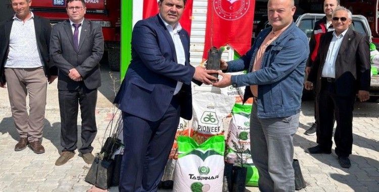 Emet’te çiftçilere yüzde 75 hibeli fasulye ve ayçiçeği tohumu ile meyve fidanı dağıtıldı