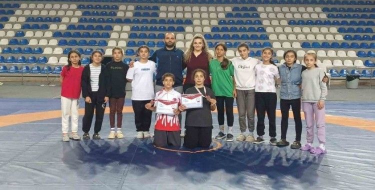 Salihlili güreşçiler, Rize’den madalyalarla döndü