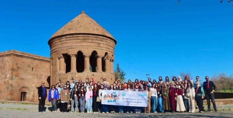 Bursa’dan gelen kız öğrenciler Ahlat’ın tarihi mekanlarını gezdi