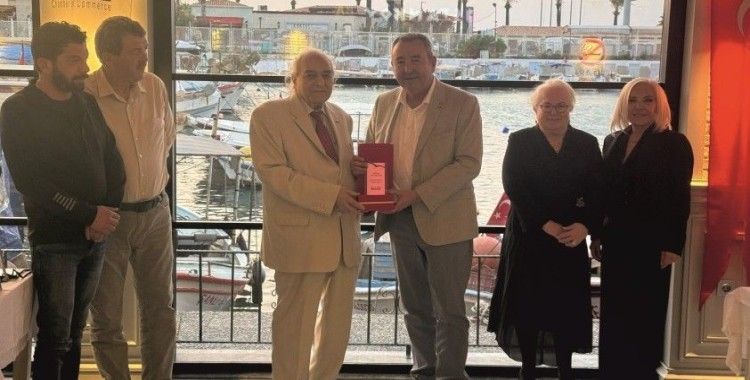 Kuşadası Ticaret Odası’nda Meclis Üyelerine plaket verildi