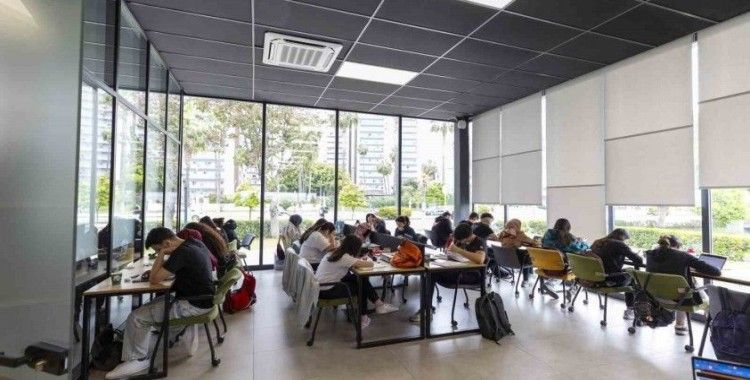 Okuma salonları gençlere güvenli ve konforlu ortam sunuyor