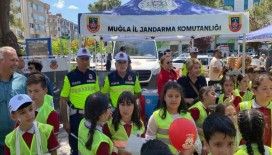 Jandarma trafik standına büyük ilgi
