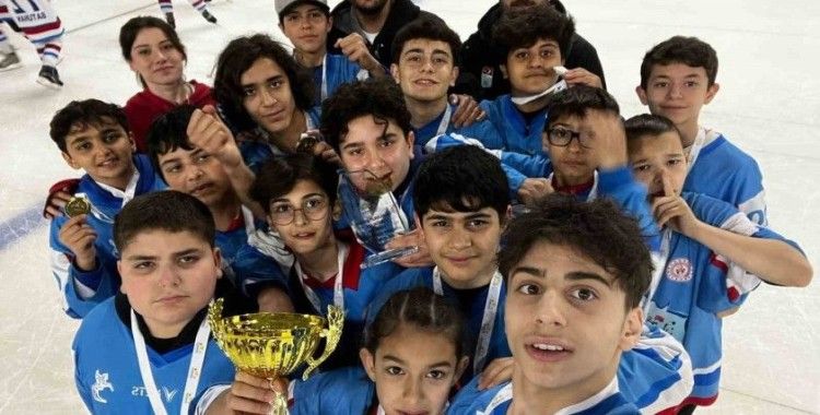 Samsun’dan buz hokeyinde çifte kupa
