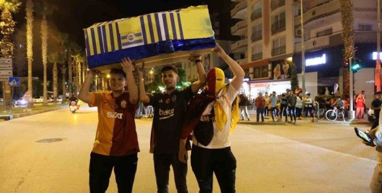 Galatasaraylı taraftarlardan Fenerbahçe’ye tabutlu gönderme