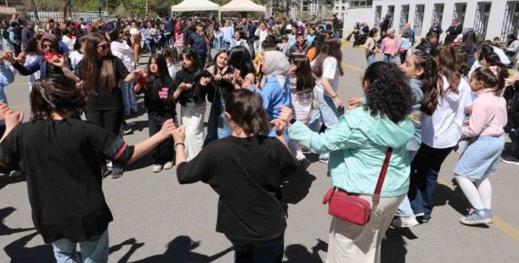 Kütüphane için hayır çarşısı düzenlediler