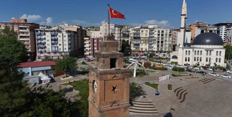 Siirt’te 120 yıllık tarihi saat, tamir edilerek yeniden çalışır hale getirildi