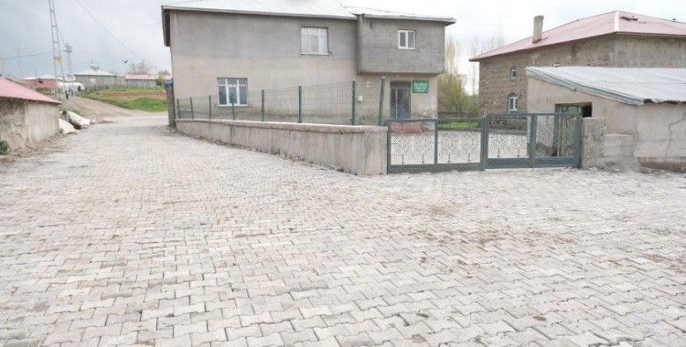 Ağrı’nın Çakıroba köyünde 3.500 metrekarelik kilit parke taşı çalışması tamamlandı