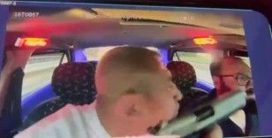 Takside dehşet anları kamerada...Taksiciyi silahla gezdirdi, sonra da parasını gasp etti
