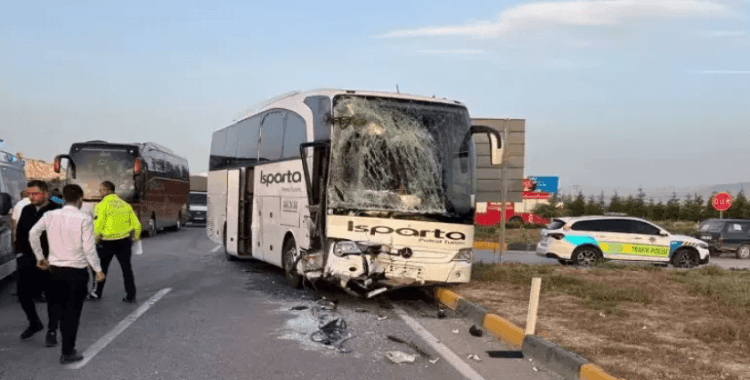 Isparta'da iki otobüsün çarpıştığı kazada 28 kişi yaralandı: Kaza anı kamerada