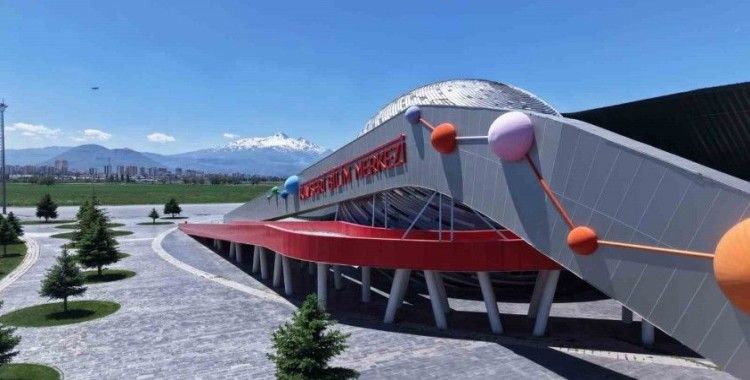 Büyükşehirin Bilim Merkezi, hem öğretiyor hem eğlendiriyor