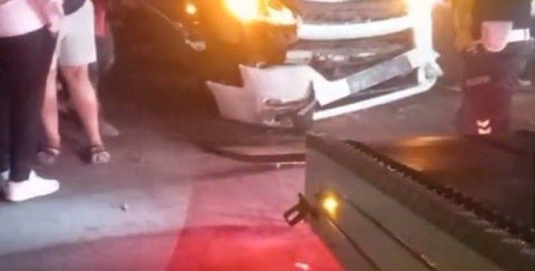 Hafif ticari araç koyun sürüsüne çarptı, 15 koyun telef oldu