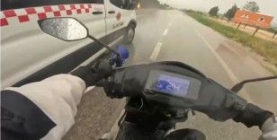 Fırtınadan etkilenen motosiklet sürücüsünün imdadına minibüsçü yetişti
