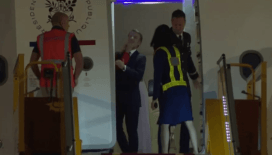 Kameralar canlı canlı çekti: Fransa Cumhurbaşkanı Macron, eşi tarafından tokatlandı