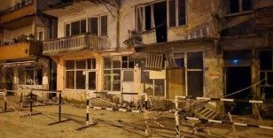 Balkon park halindeki aracın üzerine düştü
