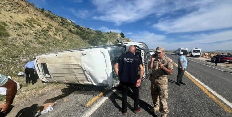 Elazığ'da yolcu minibüsü takla attı
