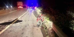 Kontrolden çıkan motosiklet refüje çarparken, sürücüsü ağır yaralandı
