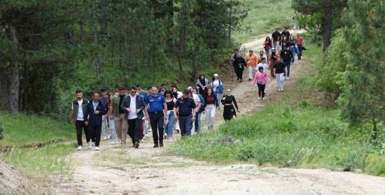 Hisarcık MYO öğrencileri doğa yürüyüşünde ağaçlara 50 ahşap kuş yuvası astı