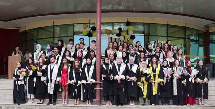 Oltu Beşeri ve Sosyal Bilimler Fakültesi’nde mezuniyet coşkusu