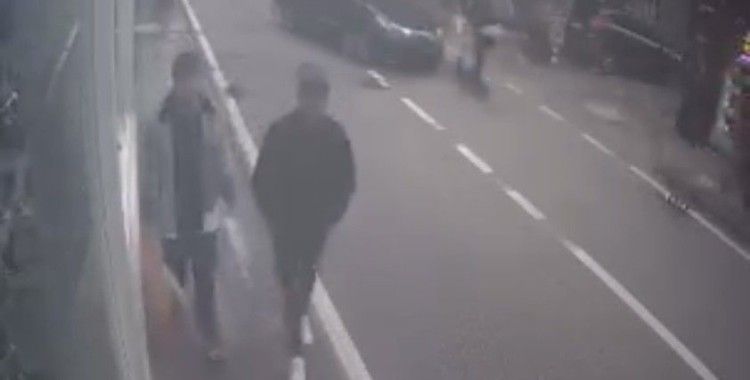 Ani dönüş yapan otomobil scooter sürücüsüne böyle çarptı