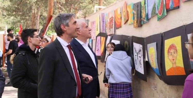 Bayburt’ta öğrencilerin projeleri Bilim Fuarı’nda sergilendi