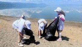 Minik gönüllülerden İznik’te sahil temizliği
