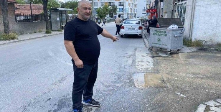 Şebeke suyu hattındaki patlak onarılmayı bekliyor