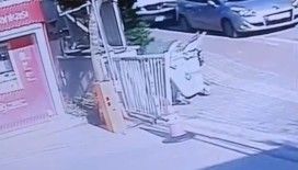 Bankamatikten para çekti, servis aracının altında kaldı...O anlar kamerada
