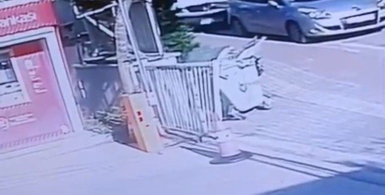Bankamatikten para çekti, servis aracının altında kaldı...O anlar kamerada