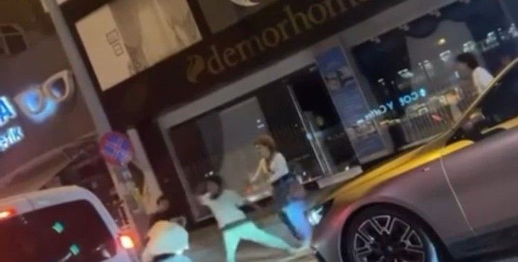 Gençler caddeyi boks ringine çevirdi, yumruklar havada uçuştu
