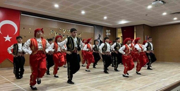 Halk oyunları gösterileri alkış aldı