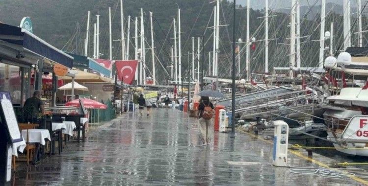 Marmaris baharı yağmurla uğurluyor