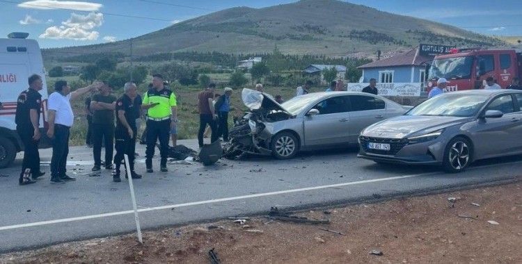 Otomobiller çarpıştı: 6 yaralı