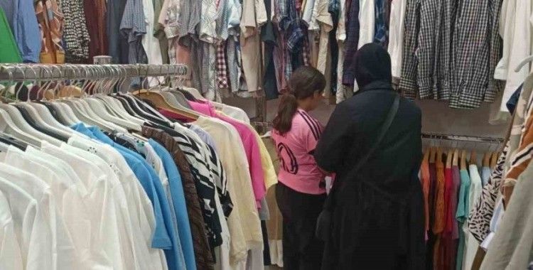 İhtiyaç sahiplerine bayram sevinci: Sosyal market kapılarını açtı