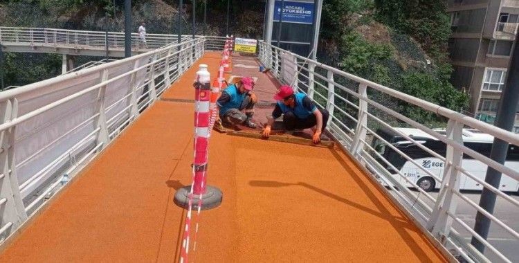 Üstgeçitlerin zemin kaplaması değiştiriliyor